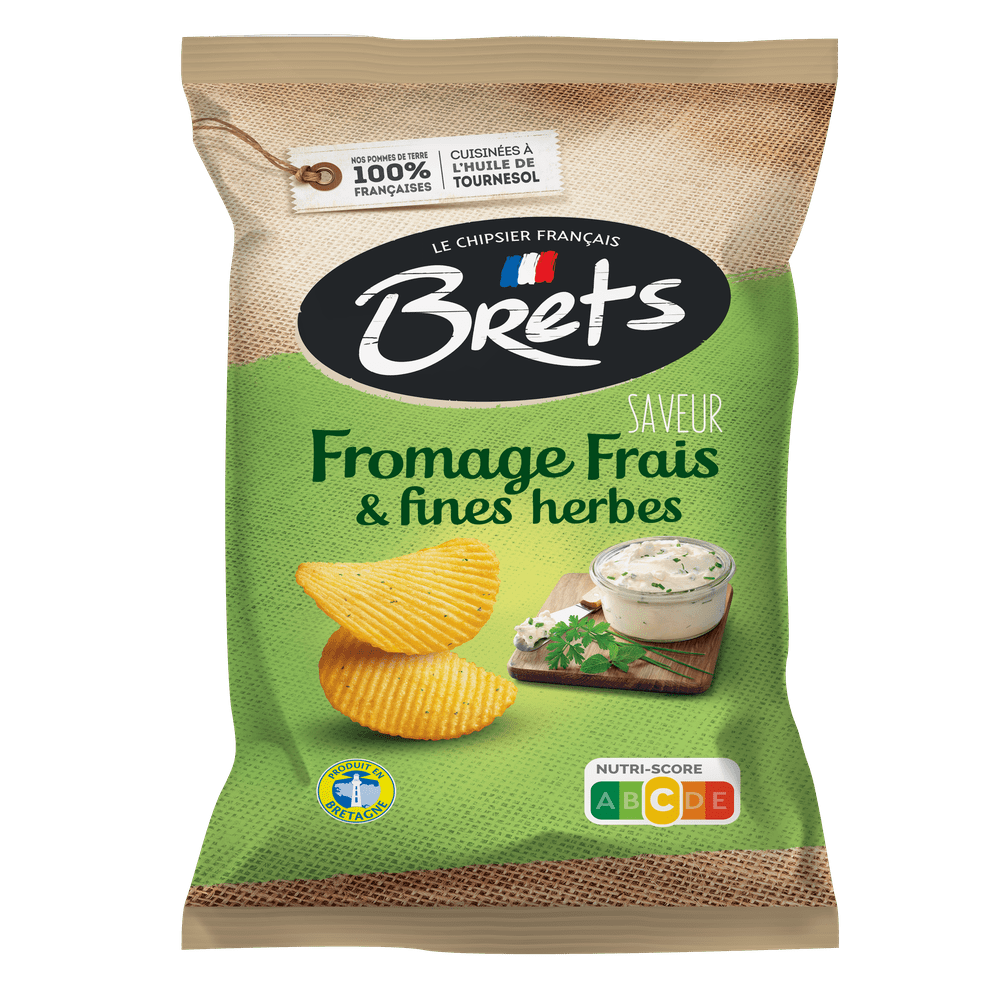 Un paquet vert et brun sur fond blanc avec 2 chips et un bol de crème blanche