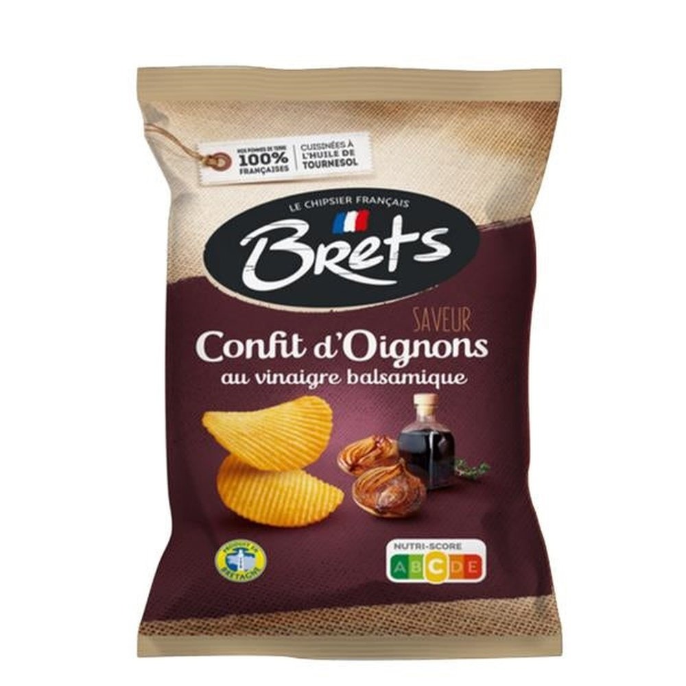 Un paquet mauve et brun sur fond blanc avec 2 chips, un oignon confit et une bouteille de liquide noire