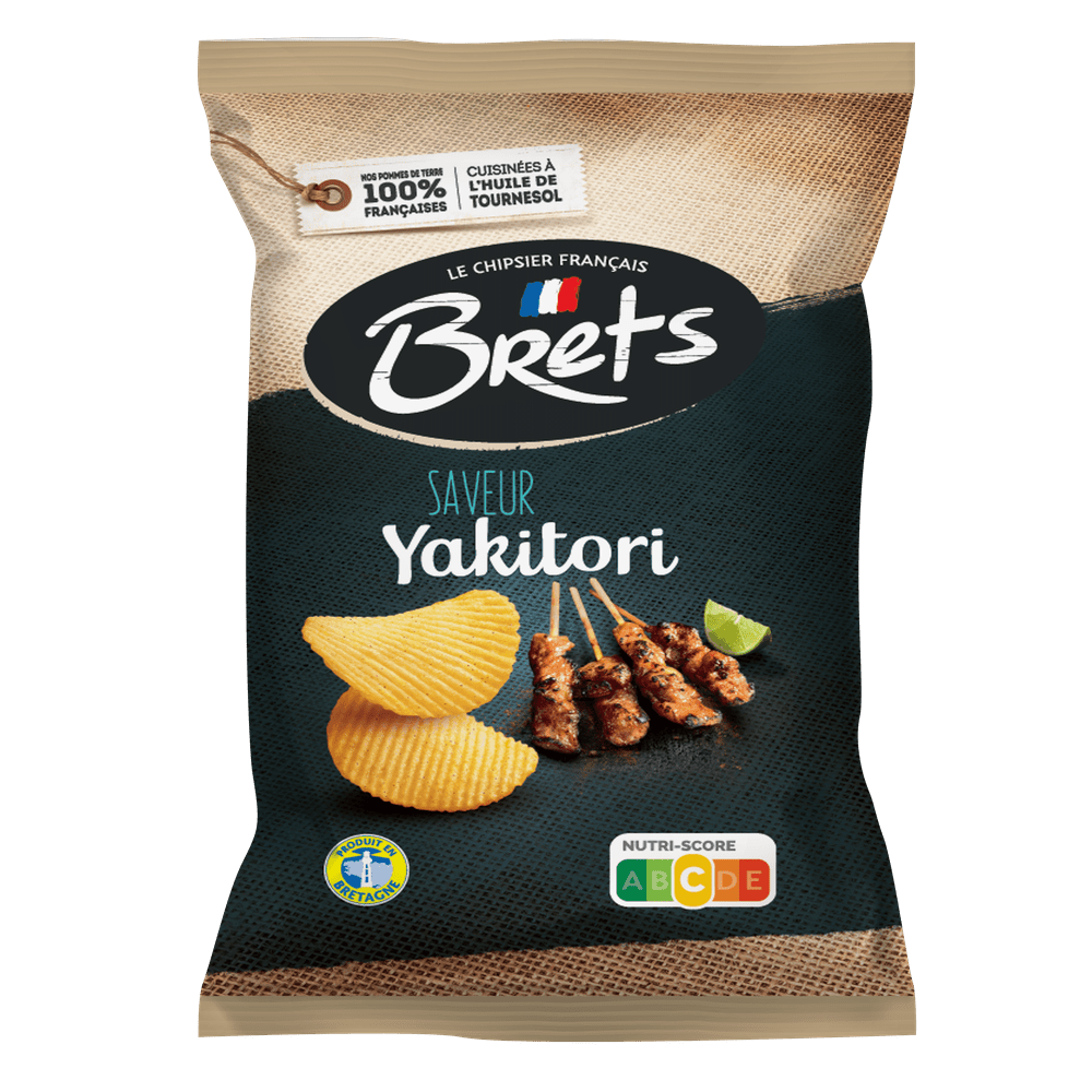 Un paquet noir et brun sur fond blanc avec 2 chips et des brochettes de viandes