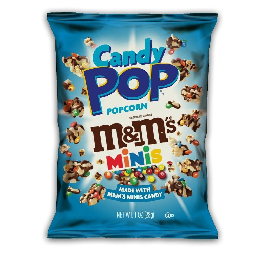 Un paquet bleu sur fond blanc avec des popcorns et des M&M's